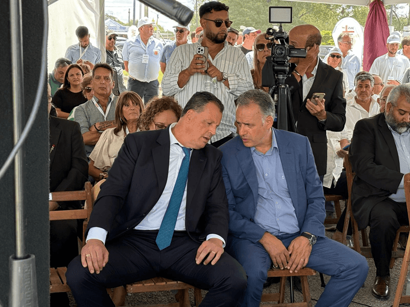 Luis Avero, head of the Saturno group, with President Yamandú Orsi during the inauguration ceremony of the Florida meat plant.